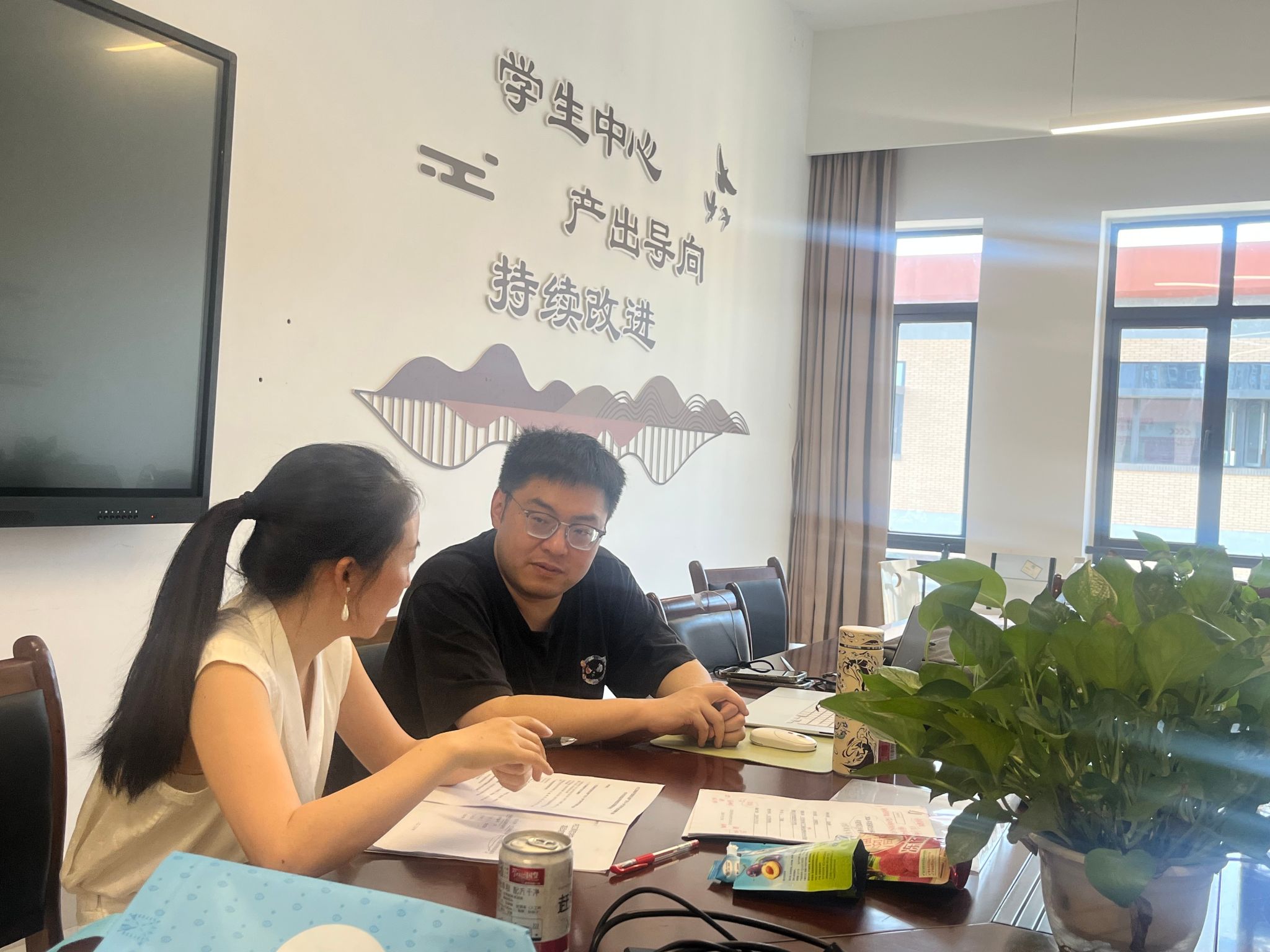 我院邀请成都艺术职业大学邓思杭博士来校指...