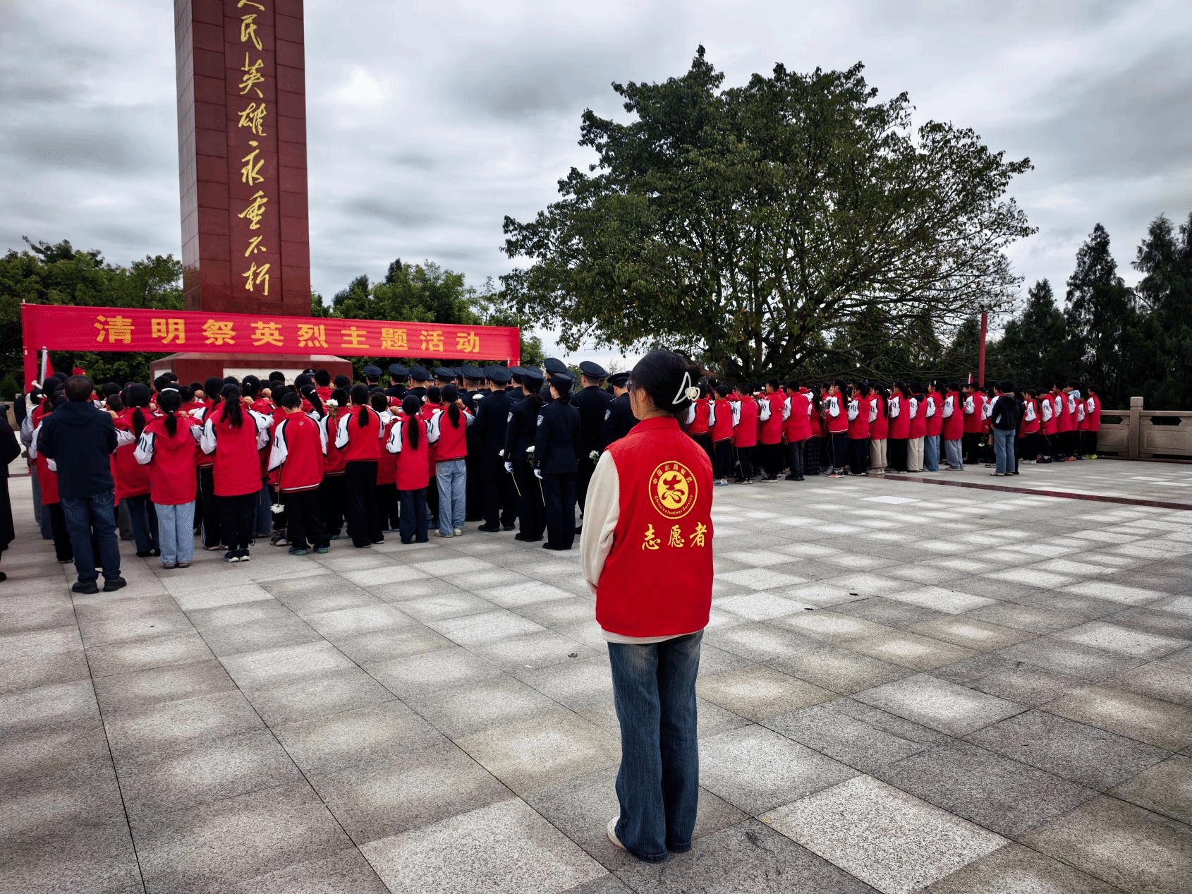 我院圆满完成清明节烈士陵园志愿服务活动